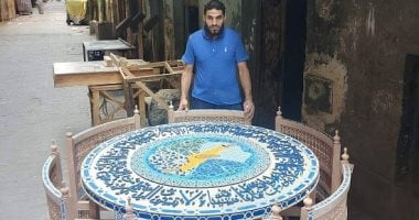 الله ينور يا أسطى.. "محمد" يعيد أمجاد الأرابيسك بورشته الصغيرة ويعلمه لأطفاله