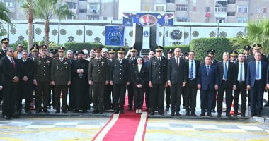 محافظ البحيرة ومدير الأمن يضعان إكليلا من الزهور على النصب التذكاري لشهداء الشرطة