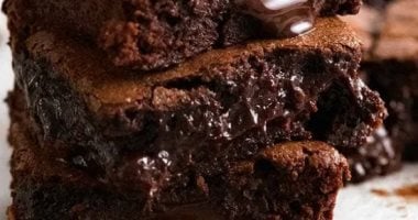 طريقة عمل تشيز كيك وبراونيز الشوكولاتة من غير سكر.. حلويات صحية لأسرتك 