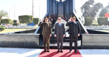 محافظ الفيوم ومدير الأمن يضعان إكليلا من الزهور على النصب التذكارى لشهداء الشرطة