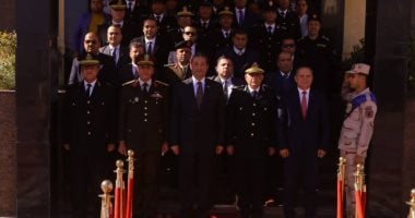 محافظ دمياط يضع إكليل الزهور على النصب التذكارى للشهداء