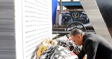 محافظ الشرقية يضع إكليلا من الزهور على النصب التذكاري لشهداء الشرطة