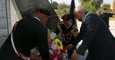 محافظ الوادي الجديد يضع إكليلًا من الزهور على النصب التذكاري لشهداء الشرطة