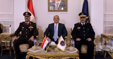 محافظ الإسماعيلية يهنئ مدير الأمن ويضع إكليلًا من الزهور على النصب التذكاري لشهداء الشرطة