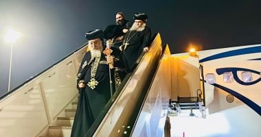 من النمسا إلى الكاتدرائية رحلة علاج تنتهى بفرحة العودة.. قداسة البابا تواضروس يعود لأرض الوطن واستقبال حافل بالعباسية.. والبابا ينصح بالابتعاد عن المسكنات وشرب المياه من 2 إلى 3 لترات يوميا