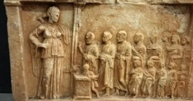 اليونان تستعيد نقشا رخاميا و5 تماثيل برونزية من بريطانيا