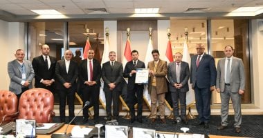 تسليم شهادة الأيزو لمركز التنمية الرياضية والشبابية بشبرا الخيمة