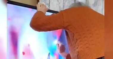 جدة صينية تحطم التليفزيون بسبب تعرض بطلها المحبوب فى المسلسل للظلم