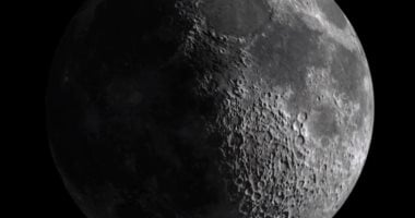 القمر في طور التربيع الأول اليوم فى مشهد بديع يزين السماء طوال الليل