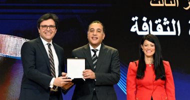 رئيس الوزراء يسلم وزير الثقافة جائزة التميز الحكومي فى تكافؤ الفرص وتمكين المرأة