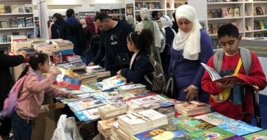 إقبال واسع على إصدارات وزارة الثقافة بجناح صندوق التنمية الثقافية فى معرض الكتاب
