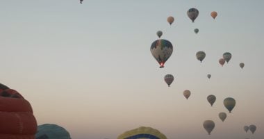 تحليق 1750 سائحا على متن 80 رحلة بالون طائر فى سماء الأقصر.. صور