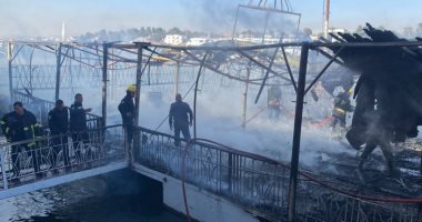 محافظ أسوان يتابع السيطرة على حريق عوامة مطعم بكورنيش النيل