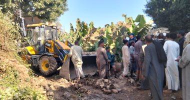 انهيار جزئى لمنزل بالطوب اللبن فى جزيرة الكروم بمدينة إسنا دون مصابين.. صور