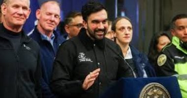 زهران ممدانى عمدة نيويورك يشارك فى رفع الثلوج بالمدينة.. فيديو