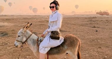استبدلت الحصان بحمار.. سائحة تلتقط صور تذكارية بركوب الحمير فى أرض البالون