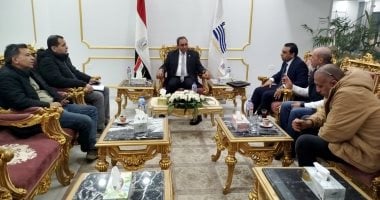 محافظ قنا يستعرض مع معاون وزير الإسكان موقف تنفيذ مشروعات مياه الشرب