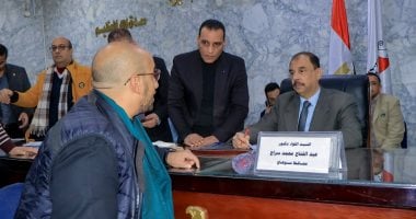 محافظ سوهاج يلبى احتياجات وطلبات المواطنين فى اللقاء الجماهيرى