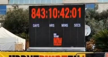 844 يوماً فى الأسر.. قصة ساعة لاحقت نتنياهو منذ 7 أكتوبر بميادين تل أبيب