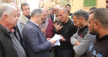 محافظ الشرقية يلتقى بأهالى الصالحية القديمة ويكلف بتلبية احتياجاتهم