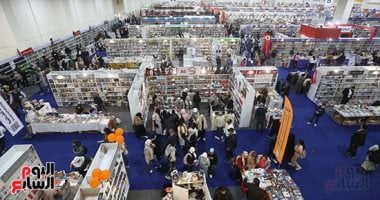 إقبال جماهيرى على جناح الكتب المخفضة فى معرض الكتاب