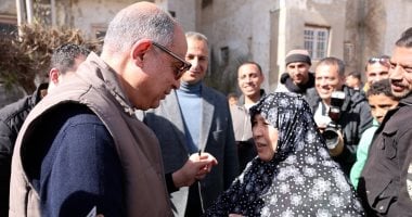 محافظ المنيا يستجيب لمناشدة سيدة ويرافقها لمعاينة منزلها ويوجه بإصلاحه
