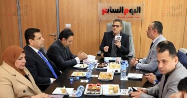 أيمن محسب ومحمود سامي ومحمد الشويخ فى جولة داخل صالة تحرير اليوم السابع