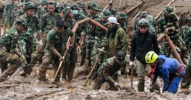 البحرية الإندونيسية: مصرع 23 جنديا فى انهيارات أرضية وعشرات المفقودين