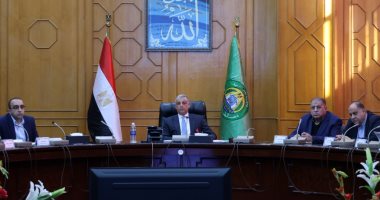 محافظ الإسماعيلية يناقش الحلول العاجلة لمشكلات مياه الشرب والصرف الصحي المزمنة