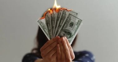 لو بتسأل نفسك مرتبك بيروح فين.. 10 حاجات بتخلص فلوسك من غير ما تحس