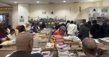 من جنيه لـ80.. إقبال جماهيرى على جناح الكتب المخفضة فى معرض الكتاب