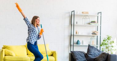 الموسيقى السر.. إزاى تنجزى شغل البيت بمزاج ومن غير إرهاق؟