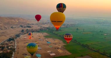 سماء الأقصر تشهد تحليق 50 رحلة بالون طائر تقل 1400 سائح.. صور