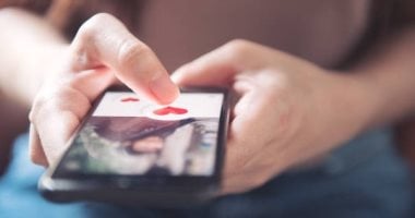 5 أبراج بتعبر عن مشاعرها بجرأة على السوشيال أكتر من الواقع