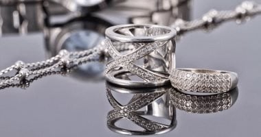 تفسير حلم ارتداء الفضة.. دعم من شخص عزيز أو عدم استقرار فى العلاقة