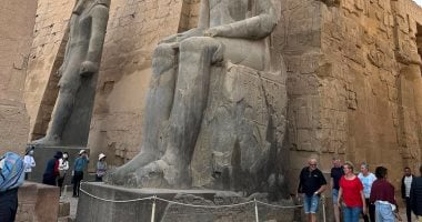 السياح يستمتعون بسحر التماثيل والمقصورات وطريق الكباش فى معبد الأقصر.. صور