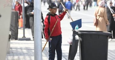 جنود الظل بماراثون القراءة.. عمال النظافة وجوه فى معرض الكتاب.. صور