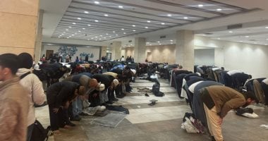 أداء الشعائر الدينية والفعاليات الثقافية.. زوار معرض الكتاب يؤدون الصلاة