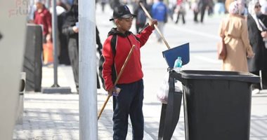 حين تصبح «المقشة» ريشة ترسم رقى الوطن فى يوم البيئة.. جنود السترات الحمراء حراس الجمال فى حضرة معرض القاهرة الدولى للكتاب.. حكايات وجوه مصرية تكتب بسواعدها أفضل عناوين البيئة الحضارية.. صور