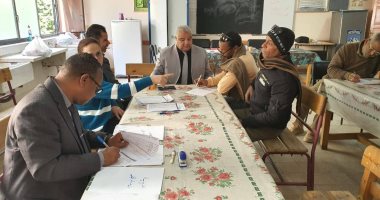 وكيل تعليم الأقصر يتابع مقابلات رؤساء لجان الثانوية العامة.. صور