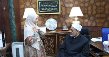 شيخ الأزهر يستقبل الطالبة الإندونيسية «ييلي» ويمنحها فرصة استكمال الماجستير