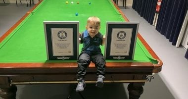 طفل يدخل موسوعة جينيس في البلياردو وهو بعمر سنتين.. صور وفيديو