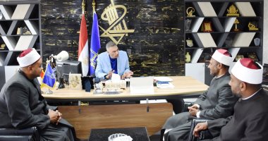 محافظ أسوان يبحث مع وفد منطقة الوعظ تكثيف القوافل الدعوية