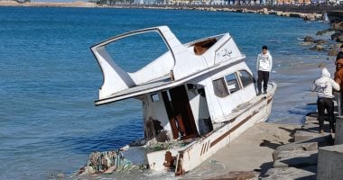 حطمتها نوة الفيضة الكبرى.. مركب فوق صخور كورنيش الإسكندرية منذ 20 يوما.. فيديو