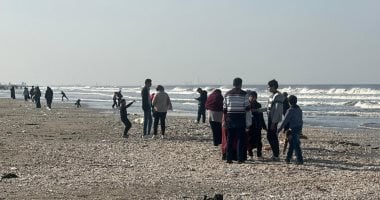 سيلفى وخيل ومركب عائم.. إجازة نصف العام على شواطئ بورسعيد.. فيديو وصور