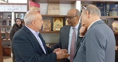 مساعد وزير التربية والتعليم يزور جناح دار الكتب والوثائق بمعرض الكتاب