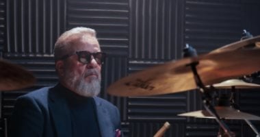 شريف منير يلعب الدرامز في أحدث جلسة تصوير