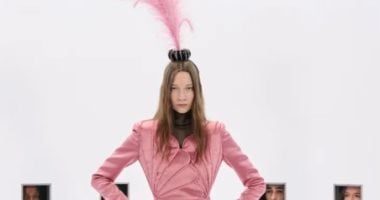 على راسها ريشة.. أبرز اتجاهات فالنتينو للأزياء الراقية لربيع وصيف 2026