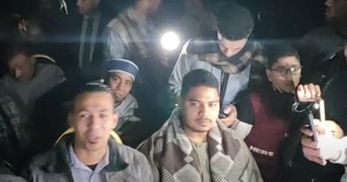 النور قطع عليهم.. شاهد نجوم دولة التلاوة ينشدون تحت أضواء الموبايل بزفاف زميلهم