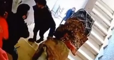 كاميرات المراقبة ترصد اعتداء شخص على زوجته لإقامتها دعوى خلع بالعجوزة.. صور